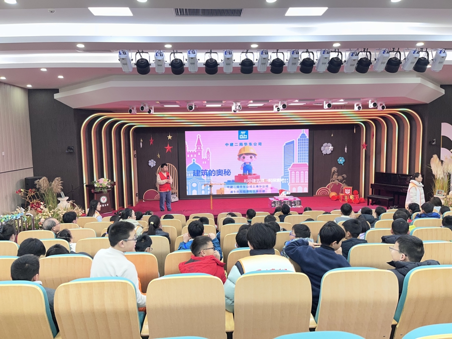 The builders walked into the cold kindergarten and led the "little architects" to explore the mysteries of house construction. _ The builders walked into the cold kindergarten and led the "little architects" to explore the mysteries of house construction.