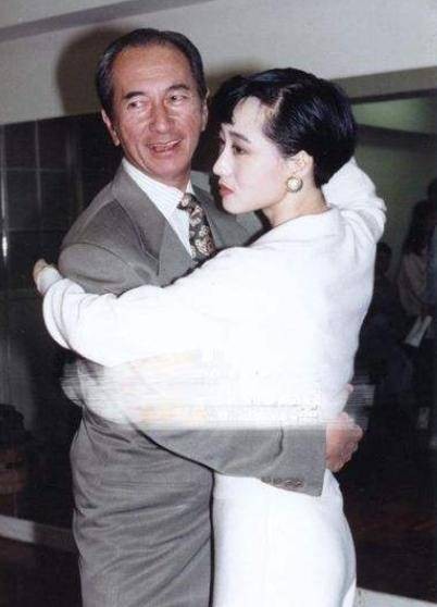 Cheng Yongshi got married_The experience of Cheng Yongshi's counterattack to become the fifth concubine of the gambling king_The legendary love story of gambling king Stanley Ho and the caregiver Zheng Yongshi