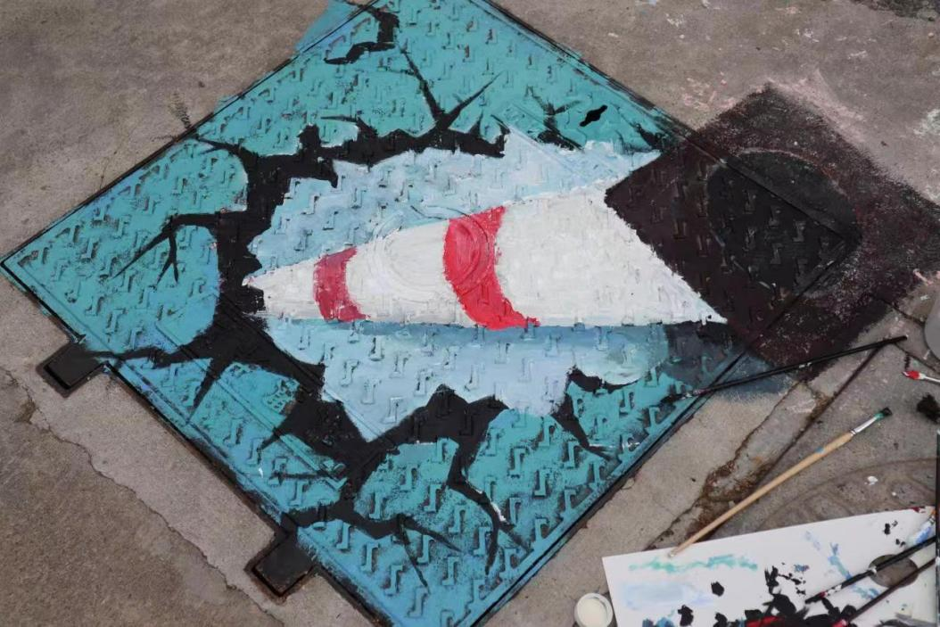 Graffiti On The Manhole Cover Of The School Of Art And Design Of Nanjing University Of Finance And Economics Adds Unique Scenery To The Campus-Lijin Finance