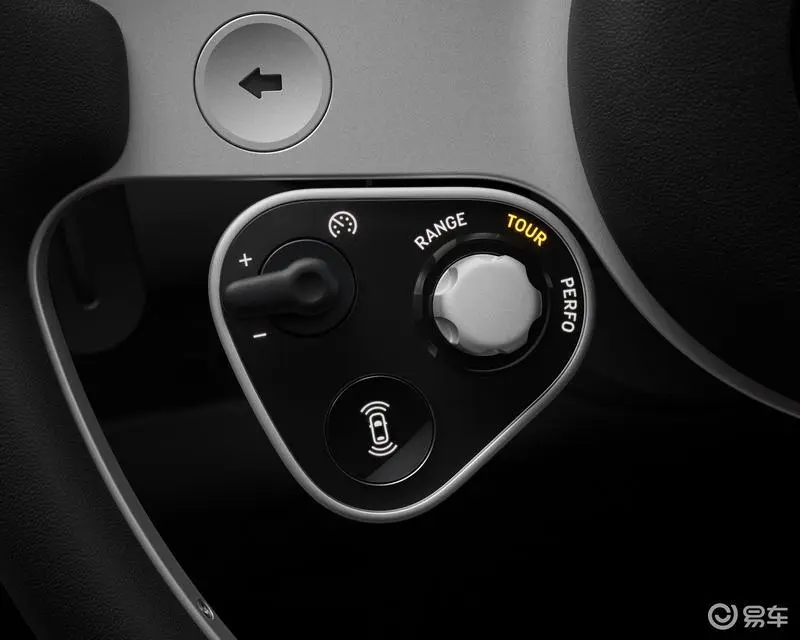 luce_Ferrari Luce three-spoke steering wheel detailed explanation_Ferrari Luce interior design