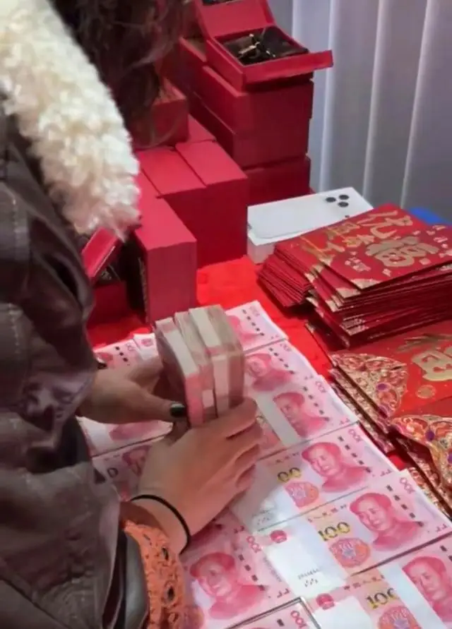 Give red envelopes to employees_How to say give red envelopes to employees_