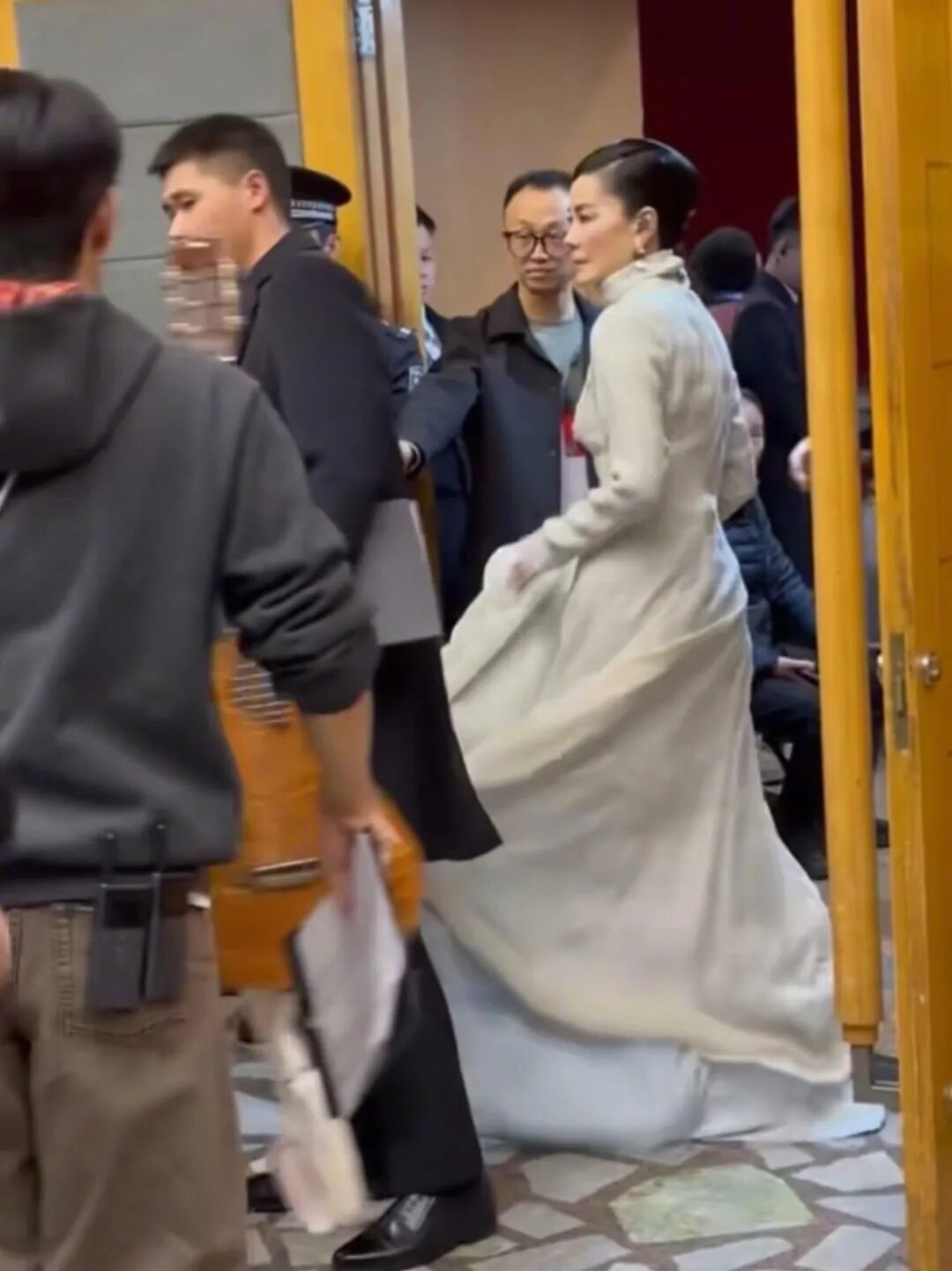 Faye Wong Appeared In The Spring Festival Gala Rehearsal, Her New Song Performance Caused Controversy, And The Special Effects Were The Only Highlight?-Lijin Finance