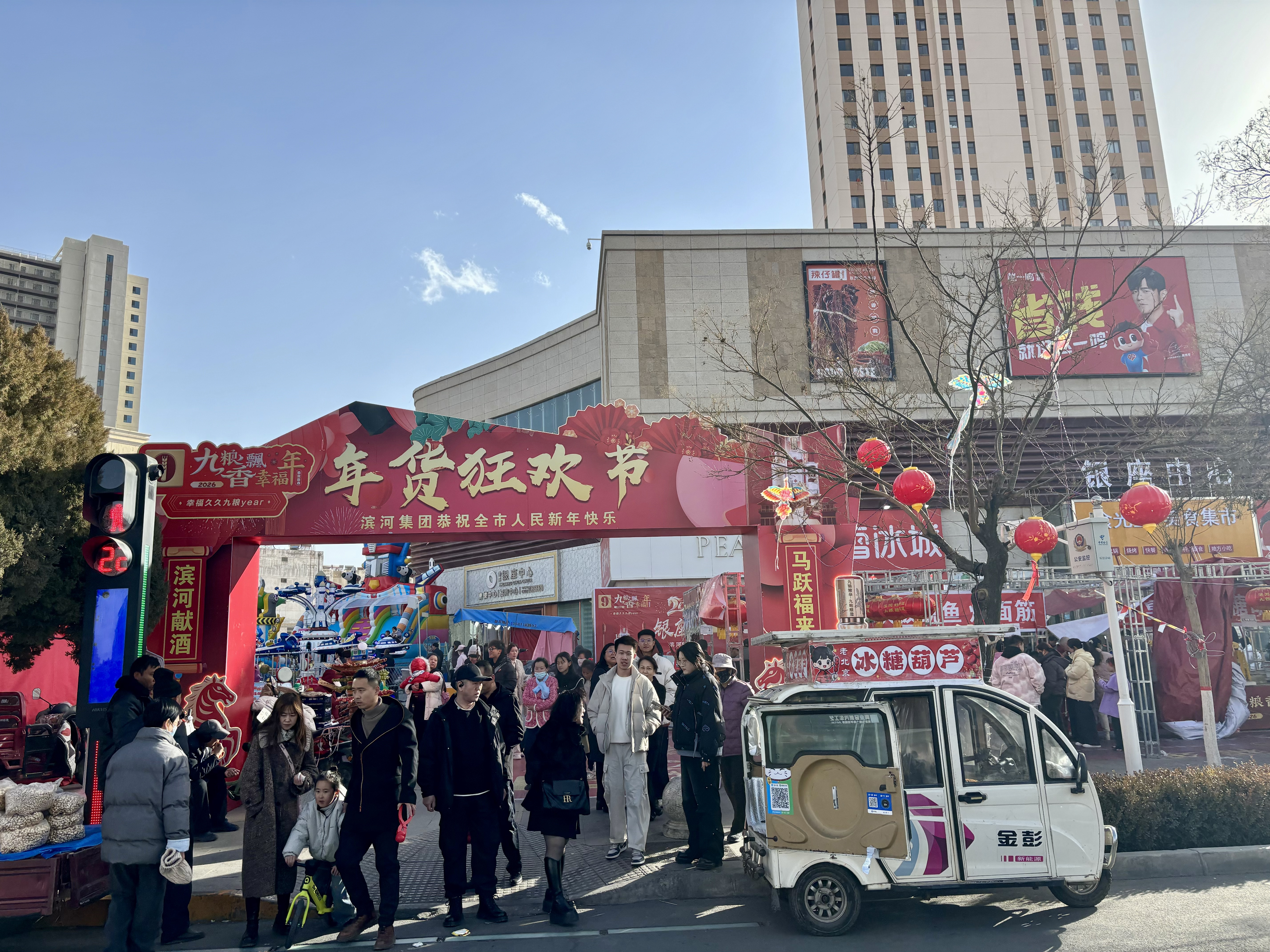 In the absence of chain stores and the dominance of small shops, the taste of the Chinese New Year in small northwest towns is “hard to find”