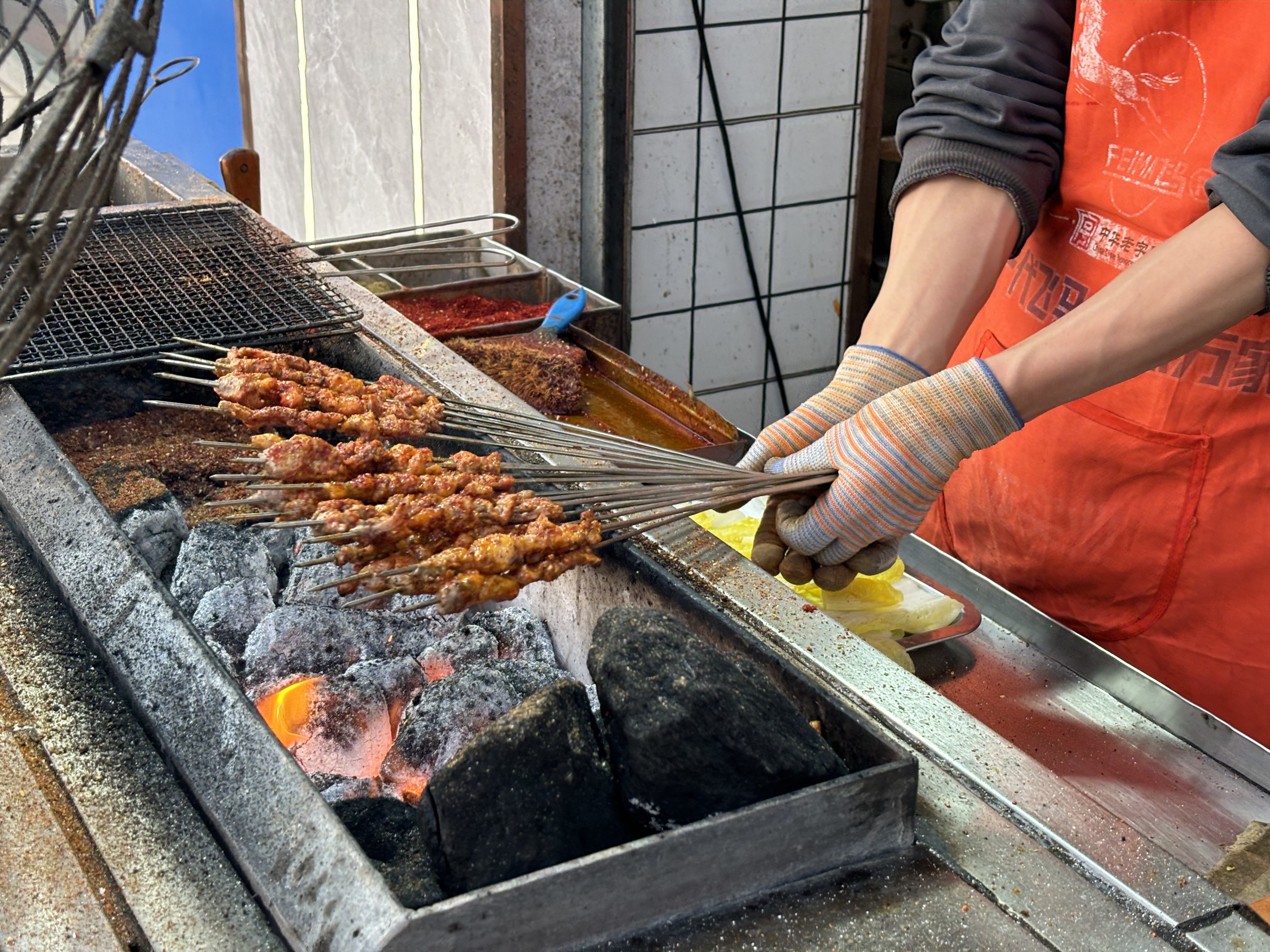 In the absence of chain stores and the dominance of small shops, the taste of the Chinese New Year in small northwest towns is “hard to find”