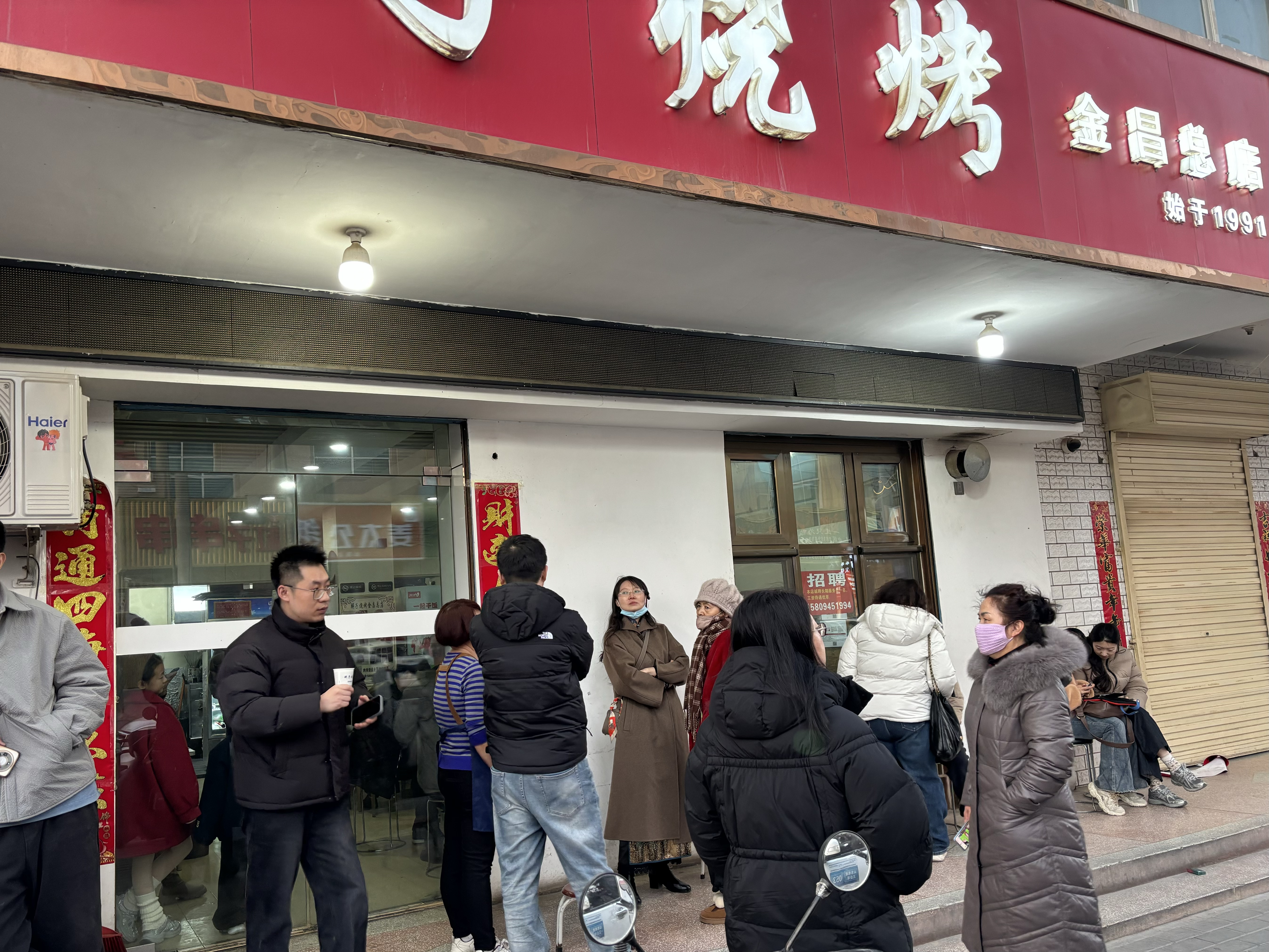 In the absence of chain stores and the dominance of small shops, the taste of the Chinese New Year in small northwest towns is “hard to find”