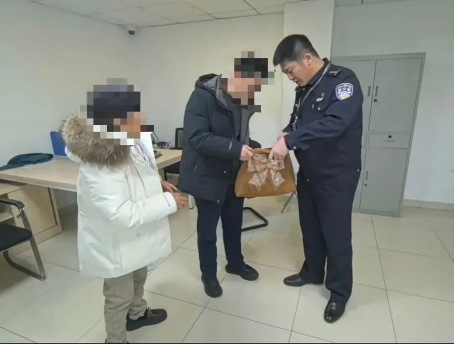 Stick! An uncle in Shanghai picked up more than 70,000 red envelopes on New Year's Eve, and the four children's lucky money returned to their original owners...__Jieguan! An uncle in Shanghai picked up more than 70,000 red envelopes on New Year's Eve, and the four children's lucky money returned to their original owners...