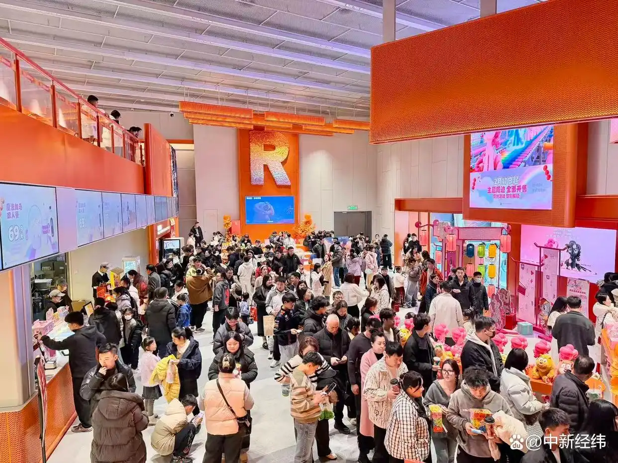 "The Wandering Earth 3" Shen Teng's style was exposed for the first time_Romance promised to movie fans a year in advance_Wanda Movie The Wandering Earth 3 New Year Charity Poster