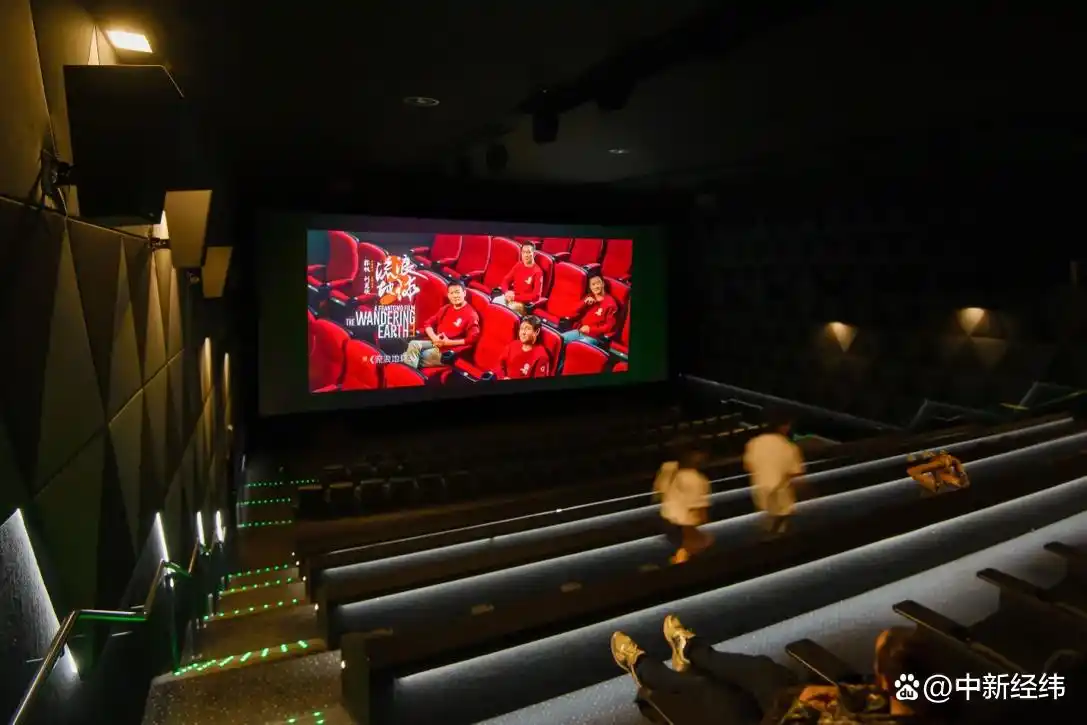 "The Wandering Earth 3" Shen Teng's style was exposed for the first time_Romance promised to movie fans a year in advance_Wanda Movie The Wandering Earth 3 New Year Charity Poster