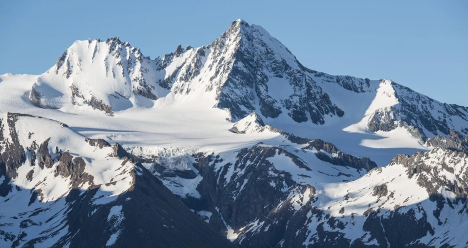 A man takes his girlfriend to climb a mountain and runs away, leaving her to die? The court revealed: He also did this to his ex-girlfriend! __A man took his girlfriend to climb a mountain and ran off on his own, leaving her to die? The court revealed: He also did this to his ex-girlfriend!