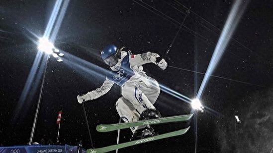 Gu Ailing Failed The First Jump In All Three Preliminaries Of The Winter Olympics, But Still Successfully Qualified For The Finals-Lijin Finance