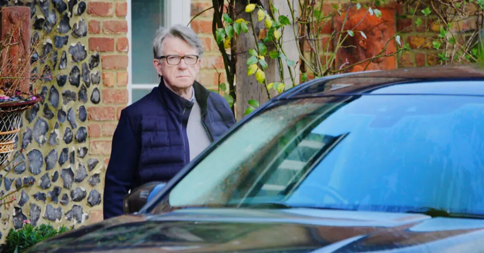 British Prime Minister Tearfully Apologizes! Mandelson, a close confidant, concealed his relationship with Epstein, causing him to neglect his employment_The British Prime Minister tearfully apologized! Confidant Mandelson concealed his relationship with Epstein, causing him to neglect his employment_