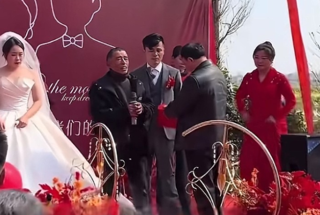 The bride responded to her father's return of the 188,000 yuan gift at the wedding_The father-in-law returned the 180,000 yuan gift and only received 100 yuan_Anhui wedding gift refund
