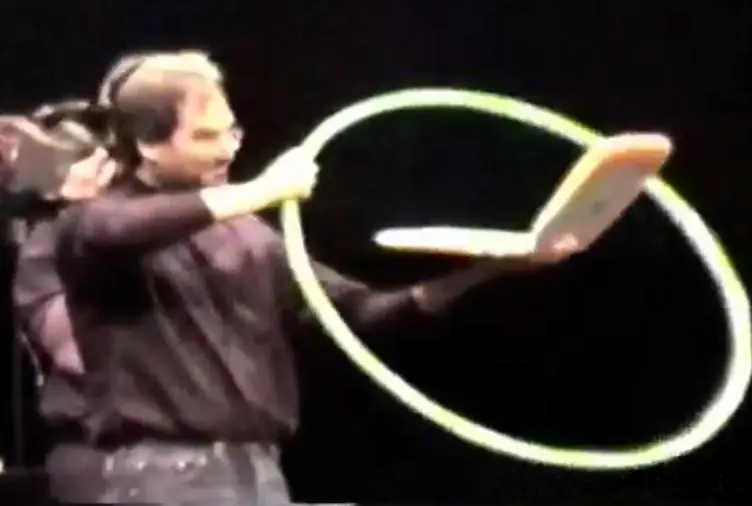 _Cross-century compatibility: 23 years after its release, the Apple iBook G4 can still connect to the server to get legacy updates, and it can connect to Wi-Fi without any modifications_Cross-century compatibility: 23 years after its release, the Apple iBook G4 can still connect to the server for legacy updates, and it can connect to Wi-Fi without any modifications