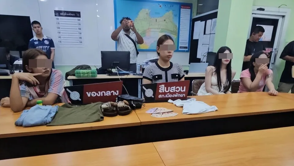 Which ladyboy show in Pattaya is the best_Ladyboy robs the bank_