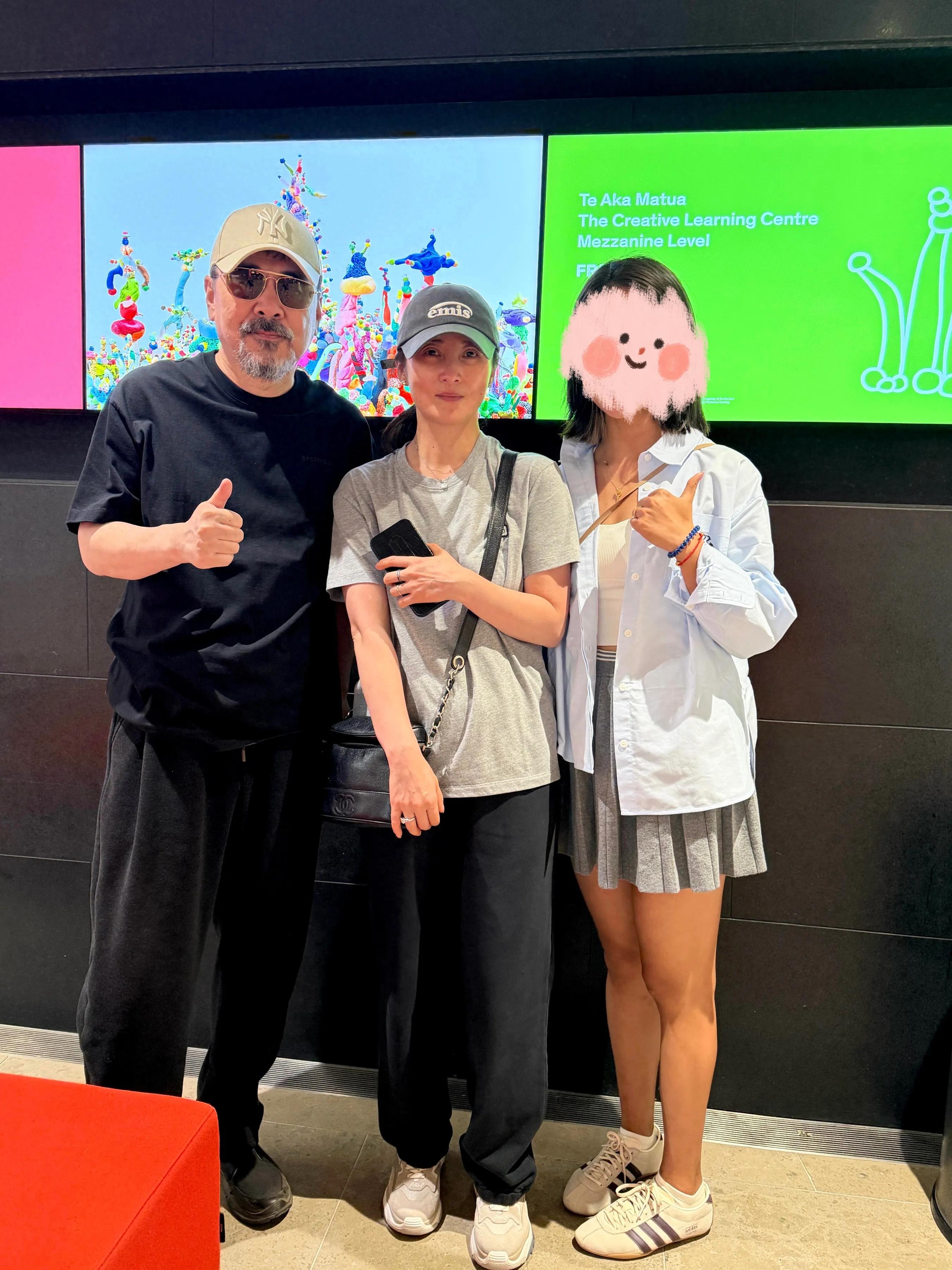 Tiger is close to people_Tiger is close_