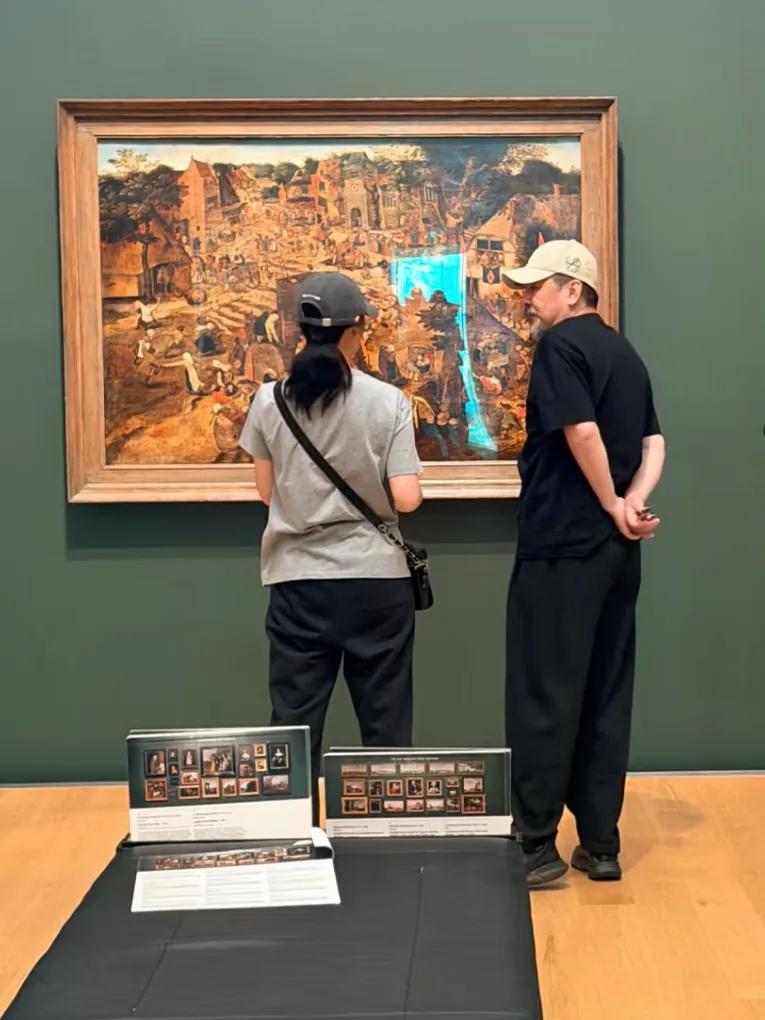 Tiger is close to people__Tiger is close