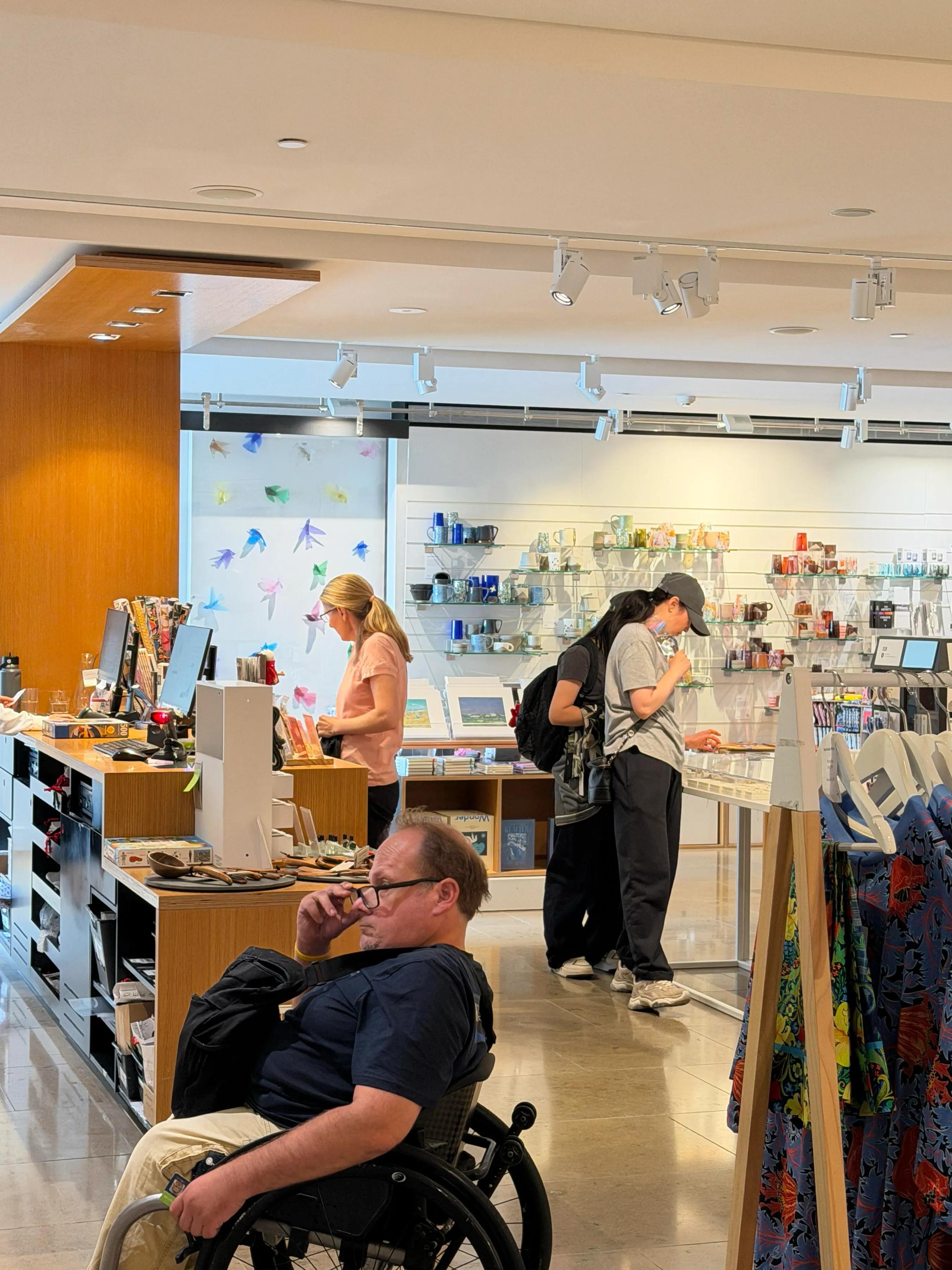 Tiger is close to people_Tiger is close_