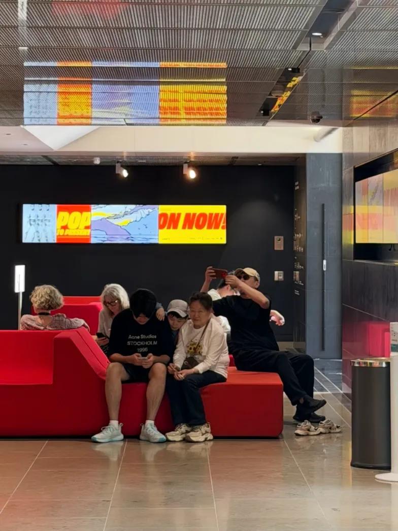 Tiger is close to people_Tiger is close_