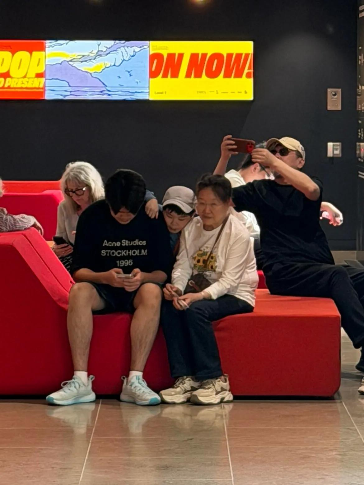 _Tiger is close to people_Tiger is close