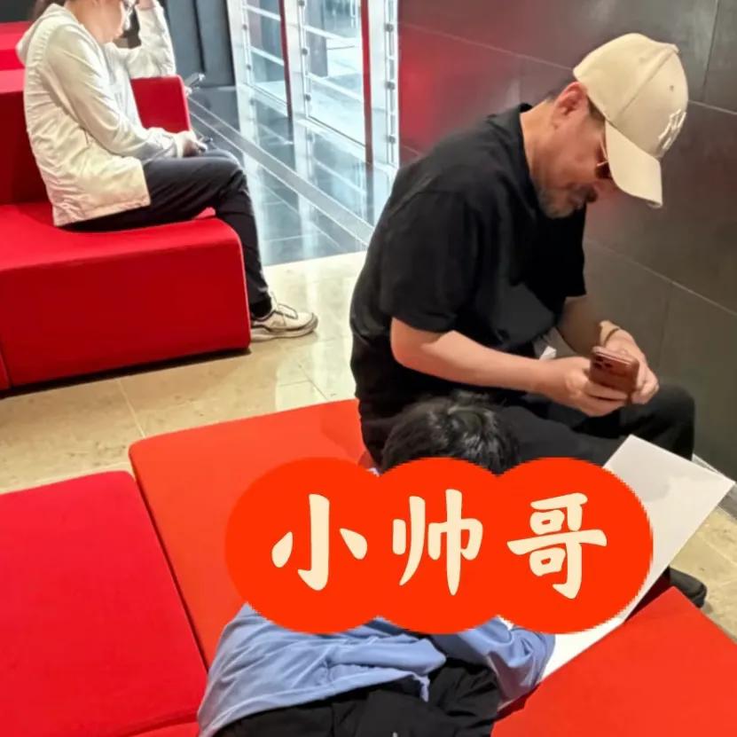 _Tiger is close_Tiger is close to people