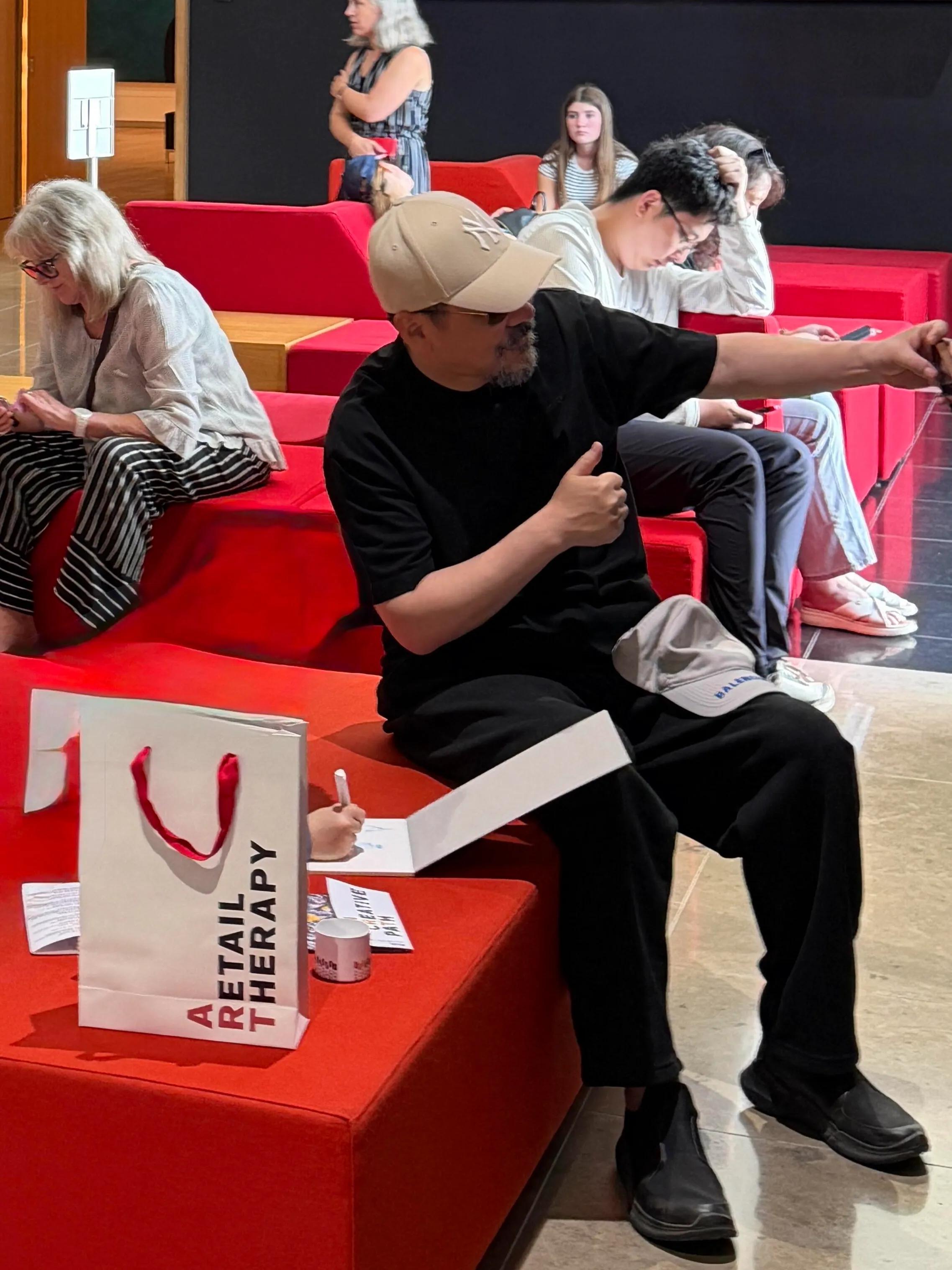 Tiger is close to people__Tiger is close