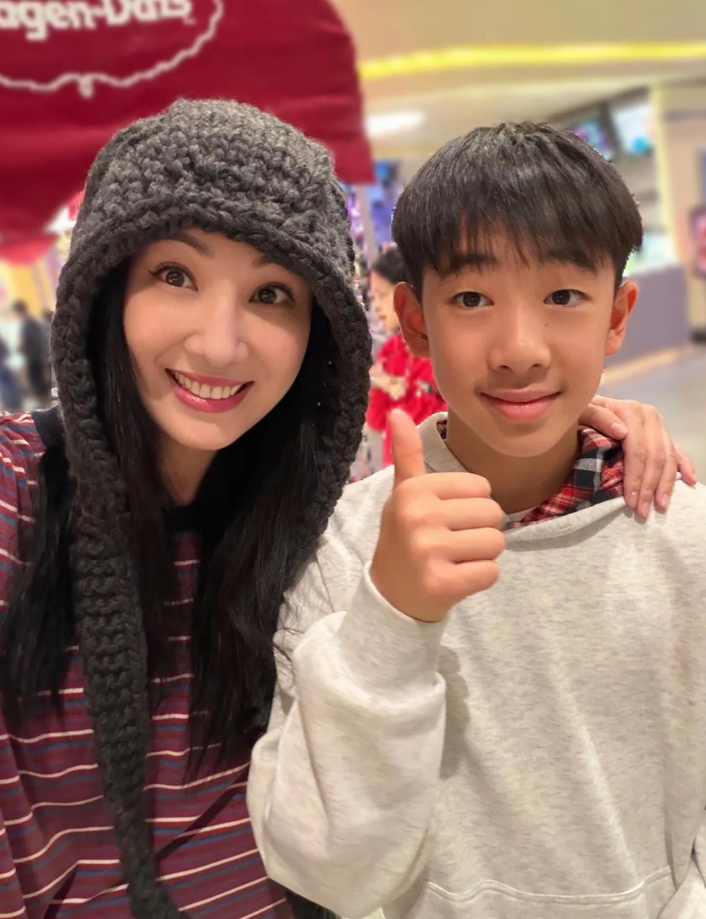 Best friends talk about shopping_ Photos of best friends going shopping_