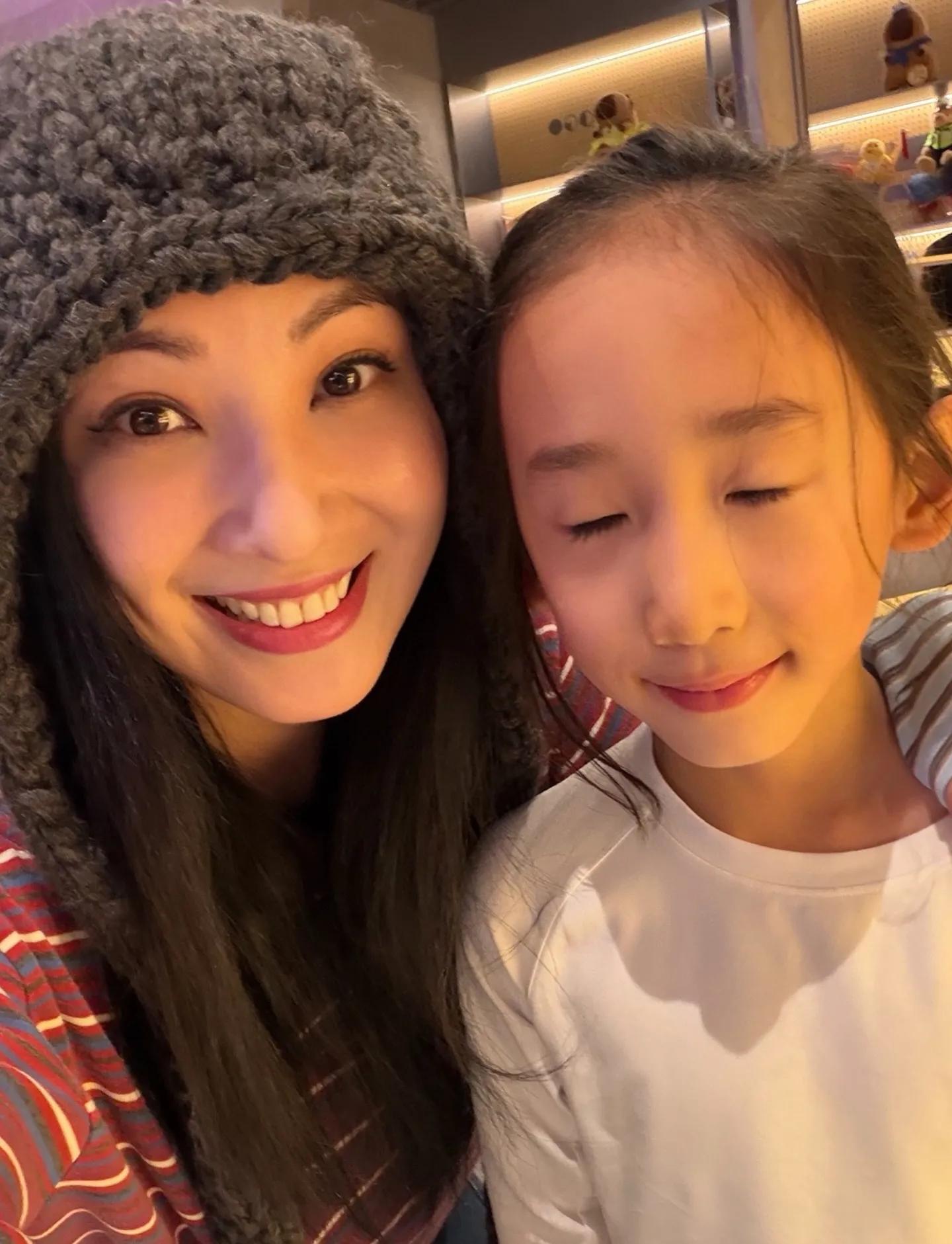 _Photos of best friends shopping_ Best friends talk about shopping