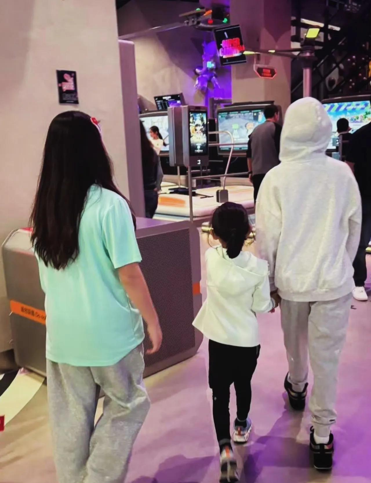 Good best friends talk about shopping __ Photos of best friends