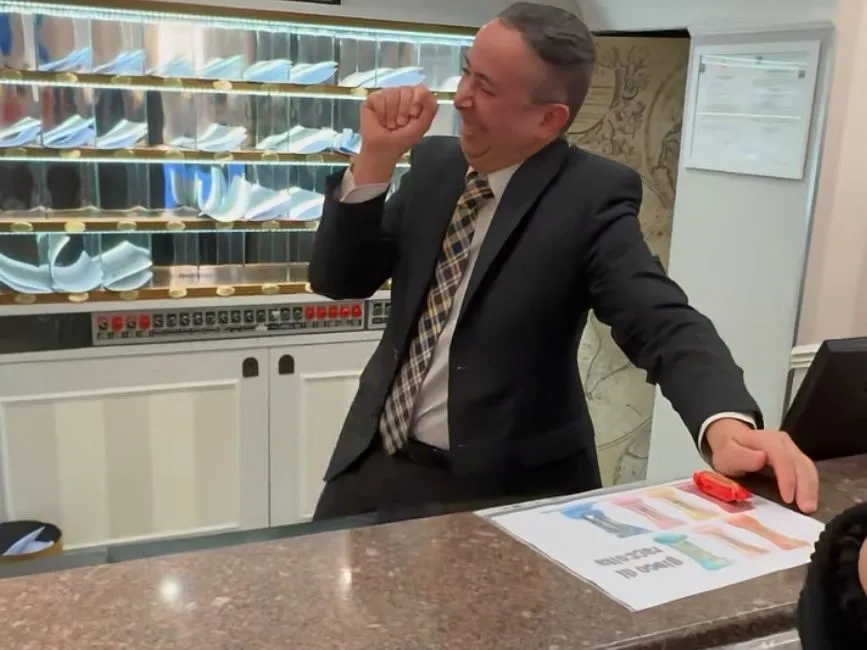 A hotel employee in Milan loves to eat Chinese crispy candies, which leads to a relay of feeding. International students: The front desk is surprised that he is famous in China__A hotel employee in Milan loves to eat Chinese crispy candies, which triggers a relay of feeding. International students: The front desk is surprised that he is famous in China