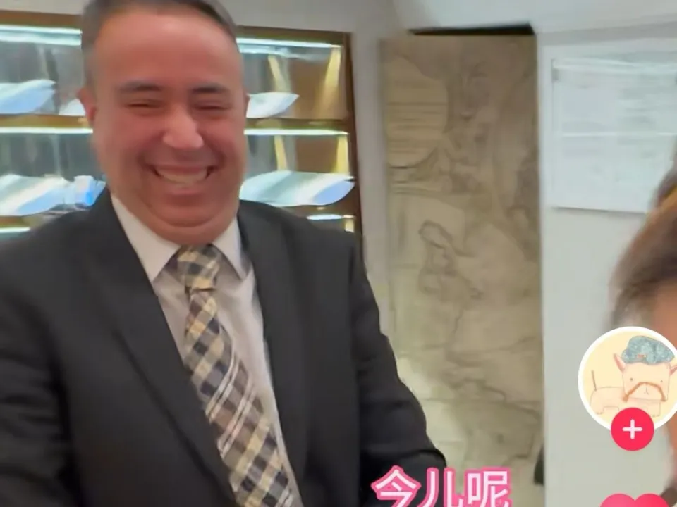 _An employee of a hotel in Milan loves to eat Chinese crispy candies, which leads to a relay of feeding. International students: The front desk is surprised that he is famous in China_An employee of a hotel in Milan loves to eat Chinese crispy candies, which triggers a relay of feeding. International students: The front desk is surprised that he is famous in China