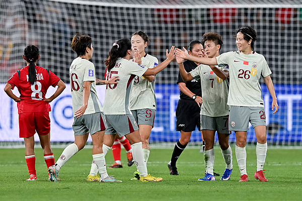 Women's football opening match_Women's football team wins_