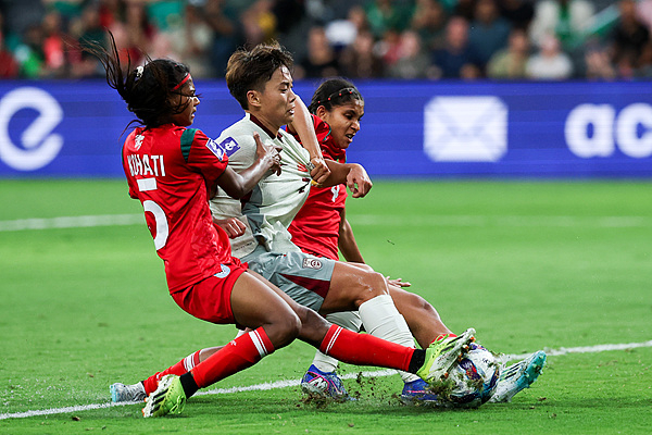 _Women's football opening match_Women's football team wins