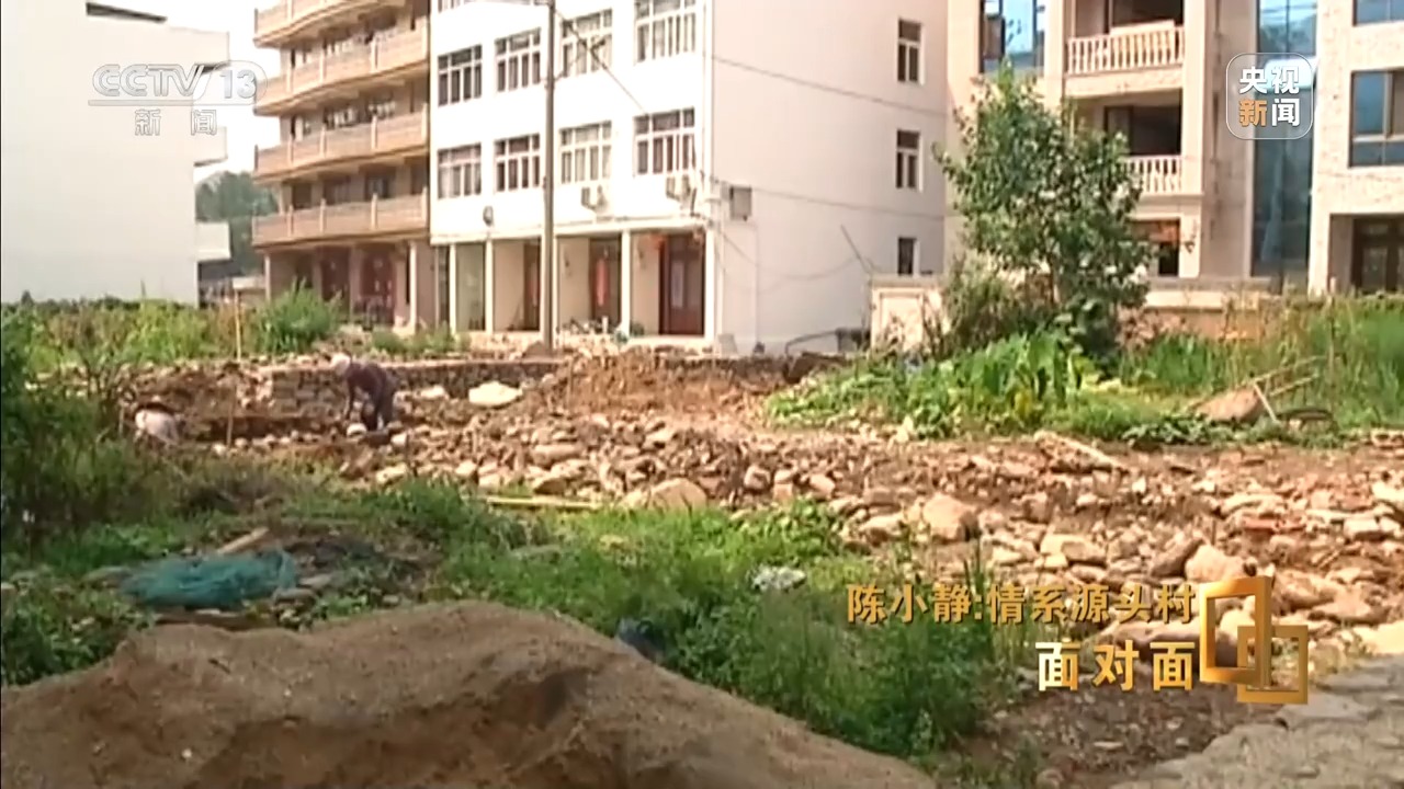 _Face-to-face丨Big hands holding small hands, getting rich first and then getting rich. She said, "Let the people sit at the door of their homes and they will make money." She said, "Let the people sit in front of their homes and make money."