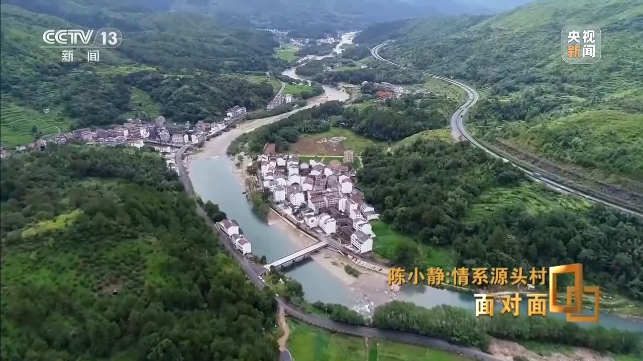 _Face-to-face丨Big hands holding small hands, getting rich first and then getting rich. She said, "Let the people sit at the door of their homes and they will make money." She said, "Let the people sit in front of their homes and make money."