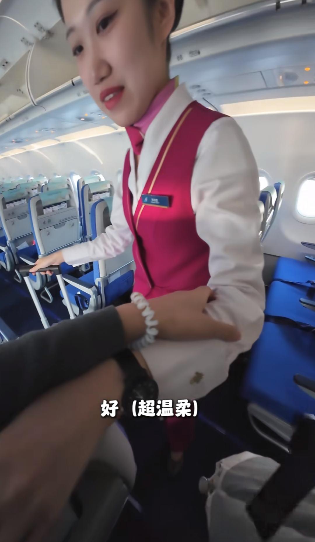 Post-00 primary school girls show off their wealth__Post-00 girls’ bathroom