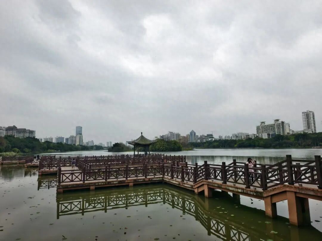 Warm and cold air "fight"! The weather in Guangxi is "blind", with the highest temperature soaring to 32°C__Warm and cold air are "fighting"! The weather in Guangxi is "blind", with the highest temperature soaring to 32°C