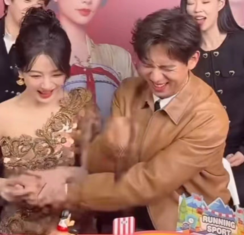 What is the reason for eating and pulling now_Li Xian and Yang Zi picture HD wallpaper