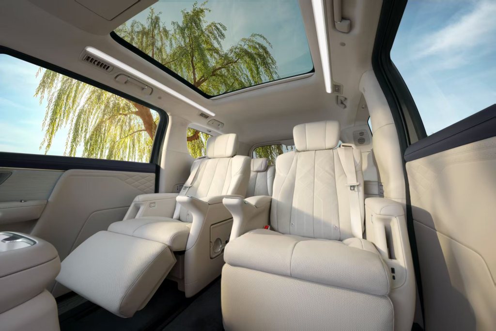 Reshape technology goes on the market_Buick gl8 luxury business car video_