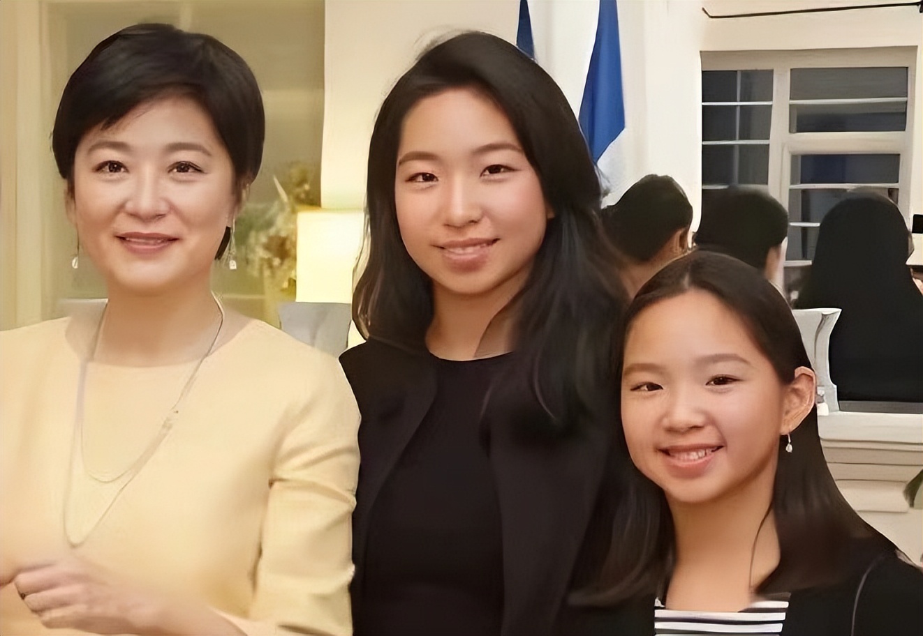 _Heredity is so good, 18-year-old Huang Duoduo dresses maturely, and just like her mother, she has a lifelong misunderstanding_ Heredity is really good, already 18-year-old Huang Duoduo dresses maturely, and like her mother, she has a lifelong misunderstanding_