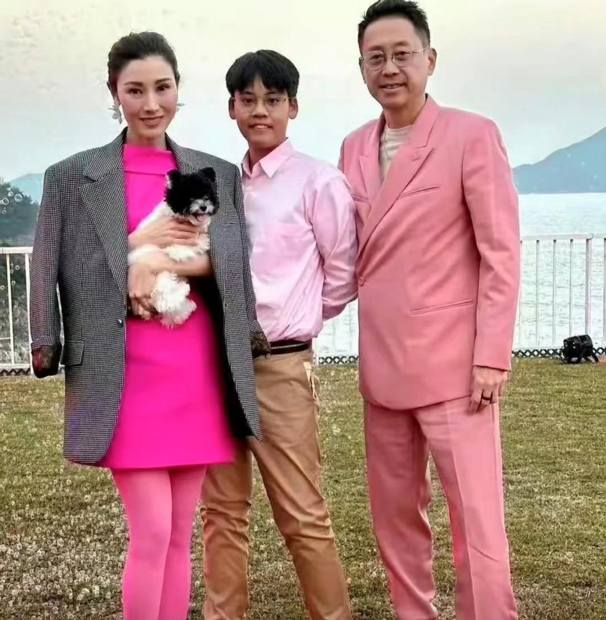 The inheritance is really good. The 18-year-old Huang Duoduo is dressed up and mature, and like her mother, she has been together for the rest of her life. The inheritance is really good. The 18-year-old Huang Duoduo has been dressed up and mature, and she has been separated for the rest of her life, just like her mother.