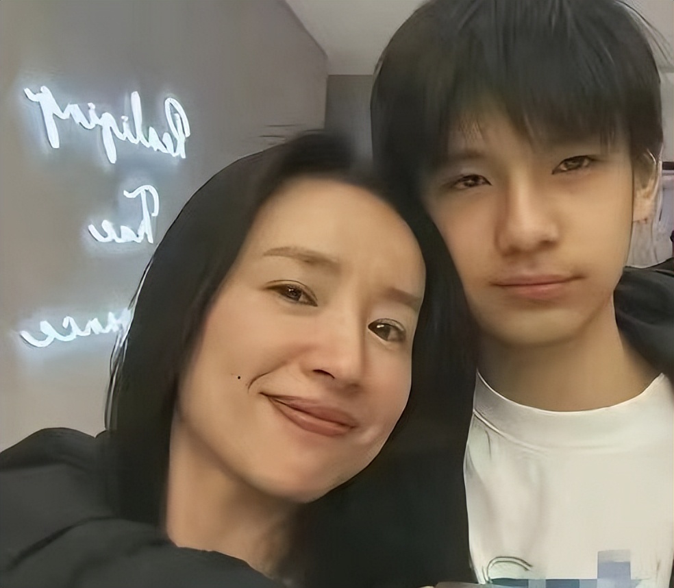 The inheritance is really good. The 18-year-old Huang Duoduo is dressed up and mature, and like her mother, she has been together for the rest of her life. The inheritance is really good. The 18-year-old Huang Duoduo has been dressed up and mature, and she has been separated for the rest of her life, just like her mother.