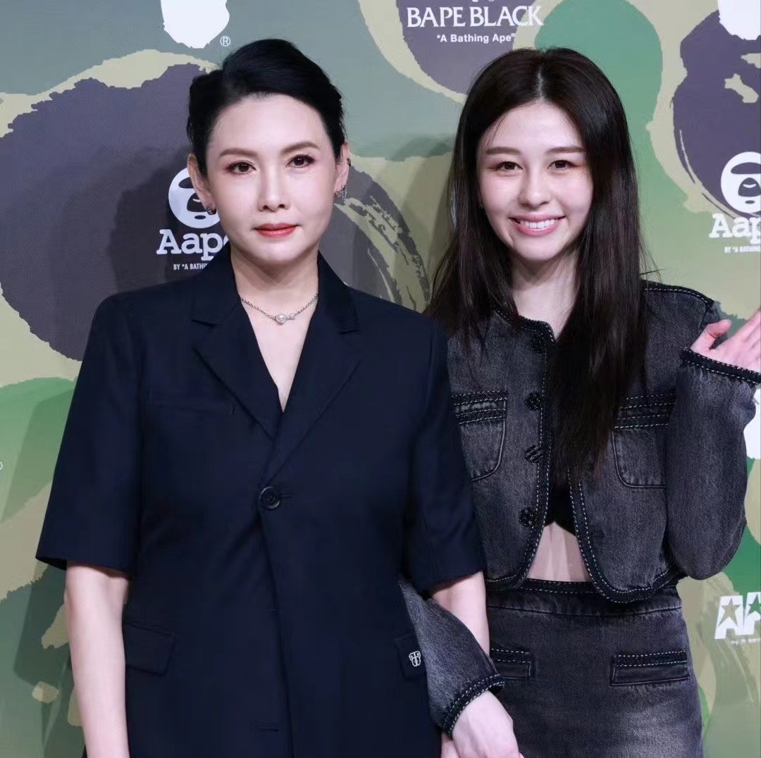The inheritance is really good. The 18-year-old Huang Duoduo is dressed up and mature, and like her mother, she has been together for the rest of her life. The inheritance is really good. The 18-year-old Huang Duoduo has been dressed up and mature, and she has been separated for the rest of her life, just like her mother.