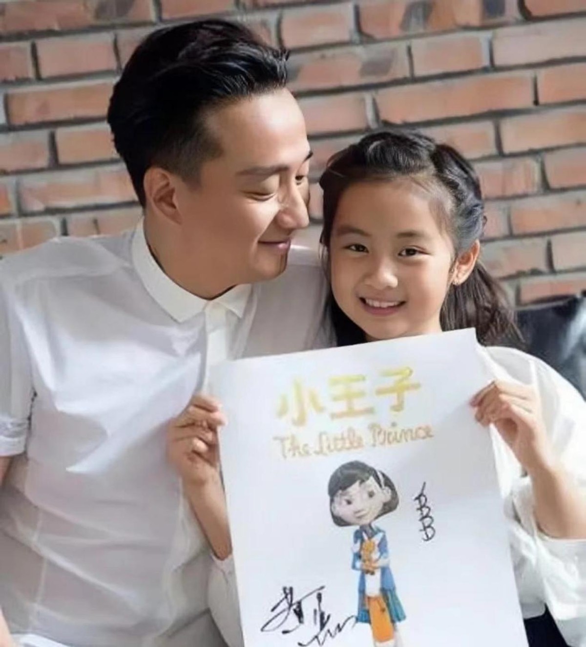 The inheritance is really good. The 18-year-old Huang Duoduo is dressed up and mature, and like her mother, she has been together for the rest of her life. The inheritance is really good. The 18-year-old Huang Duoduo has been dressed up and mature, and she has been separated for the rest of her life, just like her mother.