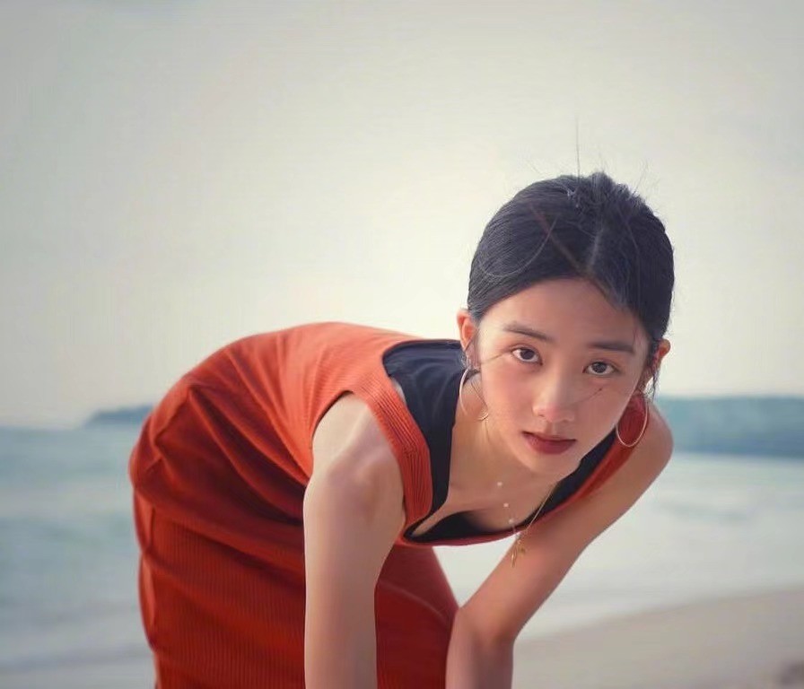 The inheritance is really good. The 18-year-old Huang Duoduo is dressed up and mature, and like her mother, she has been together for the rest of her life. The inheritance is really good. The 18-year-old Huang Duoduo has been dressed up and mature, and she has been separated for the rest of her life, just like her mother.