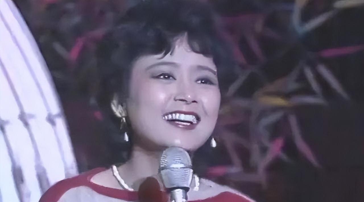 cctv2财经频道女主持人_历年春晚女主持人名单_春晚女主持人名单大全