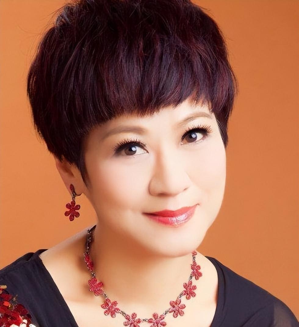 cctv2财经频道女主持人_历年春晚女主持人名单_春晚女主持人名单大全