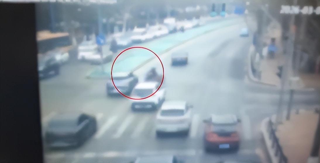 大爷被打骨折_大爷受伤_