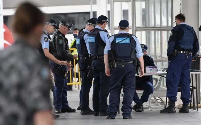 行李箱藏军用装备!澳大利亚逮捕33岁男子,欲赴缅参战!全球已严打_行李箱藏军用装备!澳大利亚逮捕33岁男子,欲赴缅参战!全球已严打_