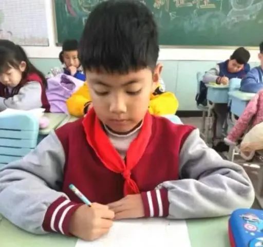 优秀校园新闻稿范文_校园新鲜事_精彩校园活动