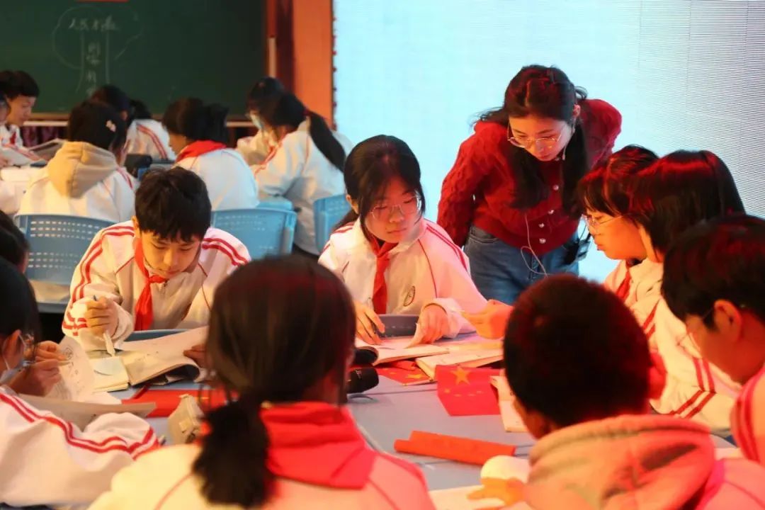 校园新鲜事_优秀校园新闻稿范文_精彩校园活动